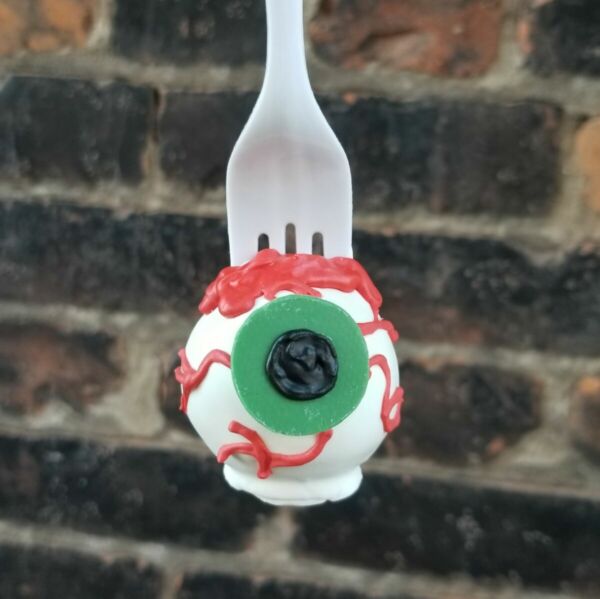 Spooky Eyeball Cake Pop Decorating Class