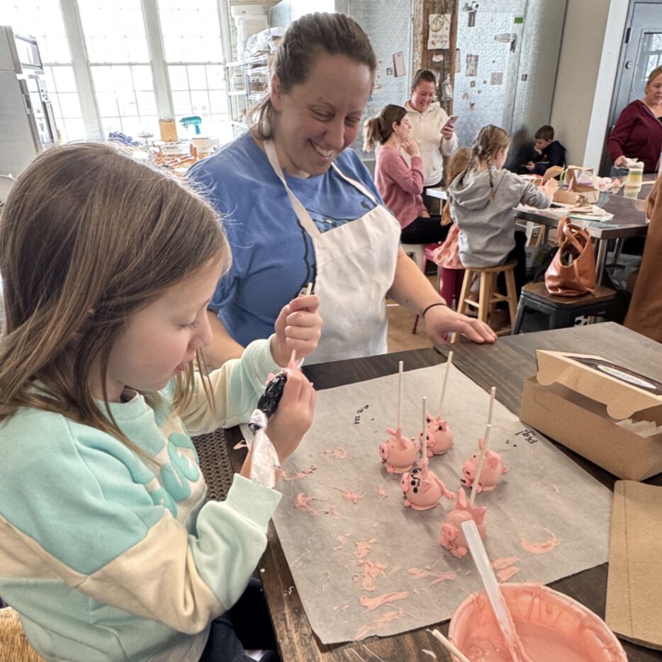 Olive Pig Decorating Class 2025